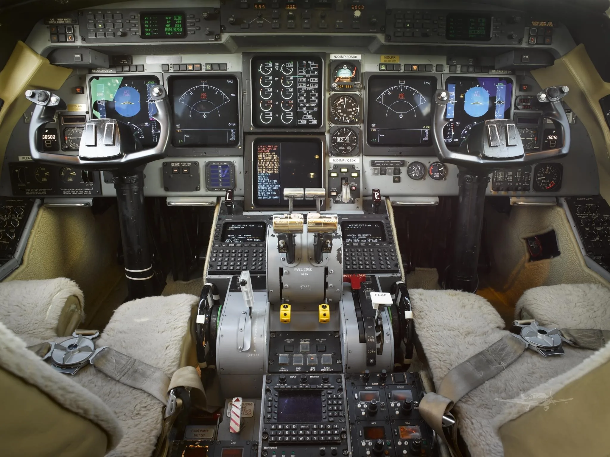 Cockpit and instrument panel of a 1997 GULFSTREAM GIVSP.
