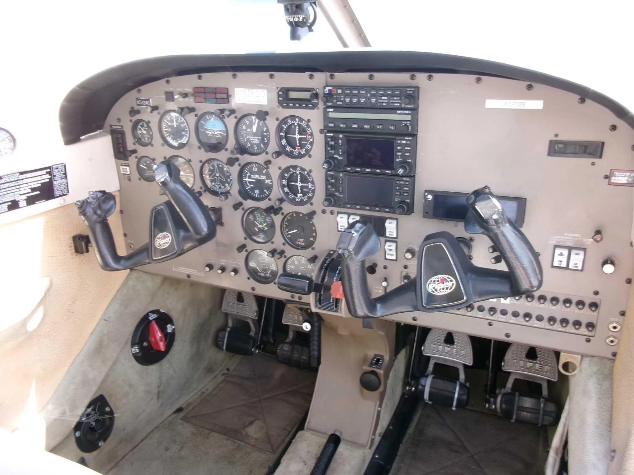 Cockpit and instrument panel of a 2001 PIPER ARCHER III.