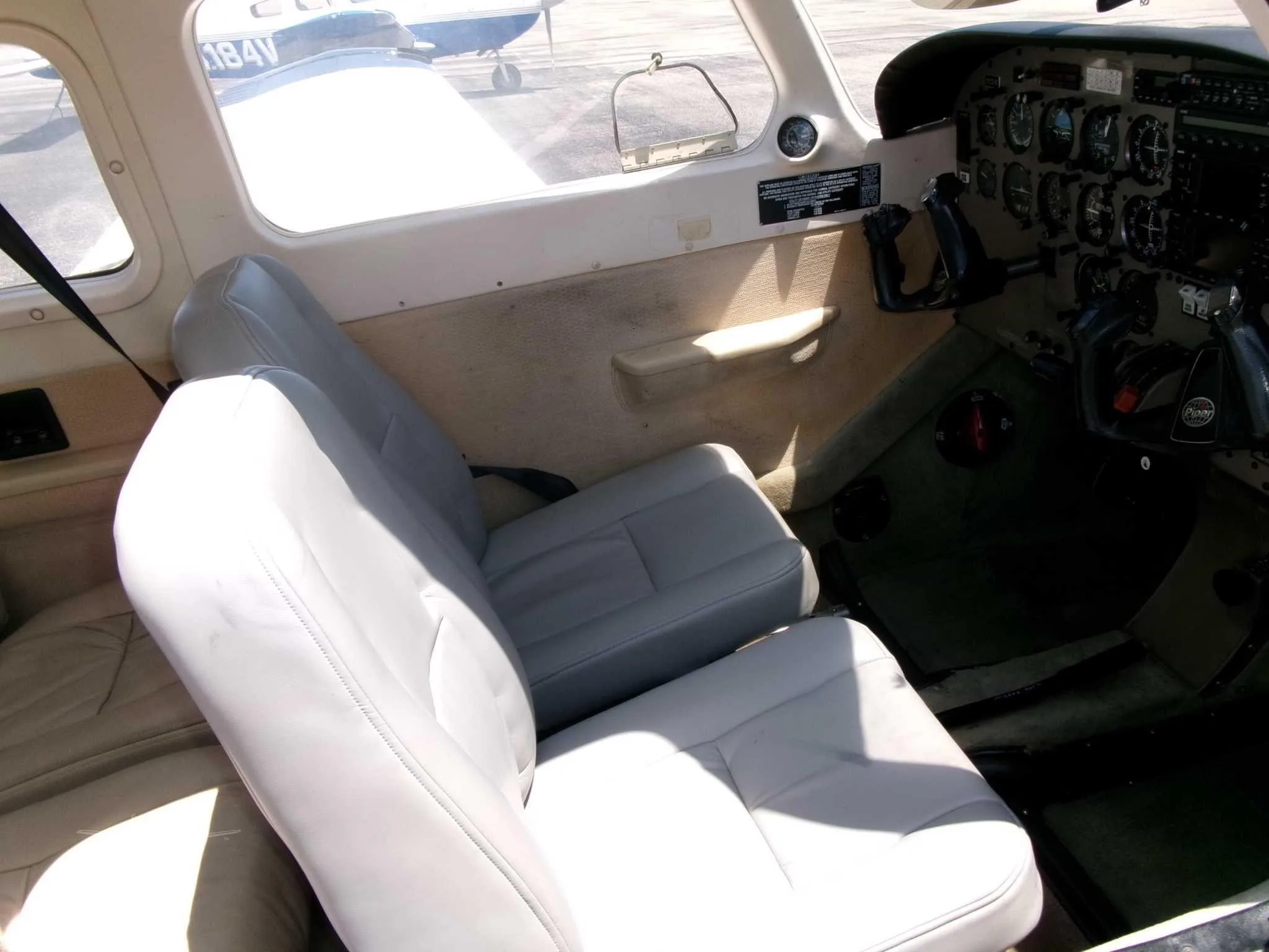 Cabin interior of a 2001 PIPER ARCHER III.