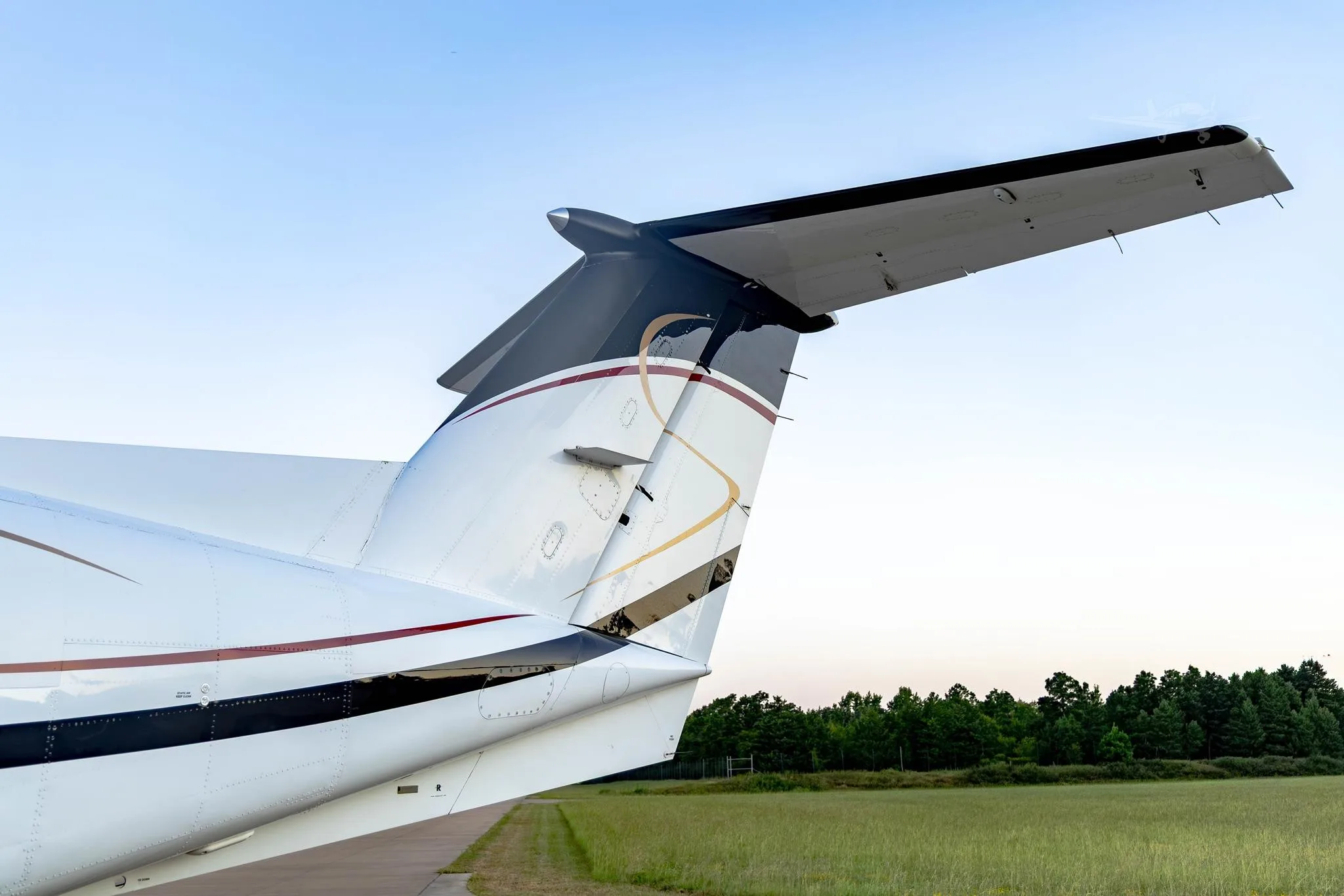 Exterior view of a 1980 BEECHCRAFT KING AIR 200, N721EA.