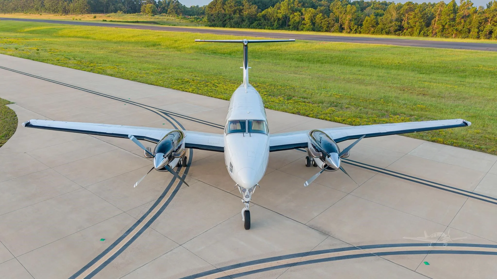 Exterior view of a 1980 BEECHCRAFT KING AIR 200, N721EA.