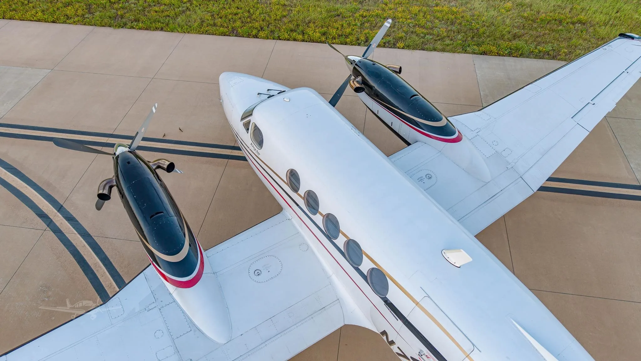 Exterior view of a 1980 BEECHCRAFT KING AIR 200, N721EA.