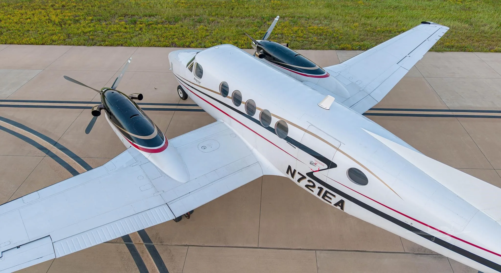 Exterior view of a 1980 BEECHCRAFT KING AIR 200, N721EA.