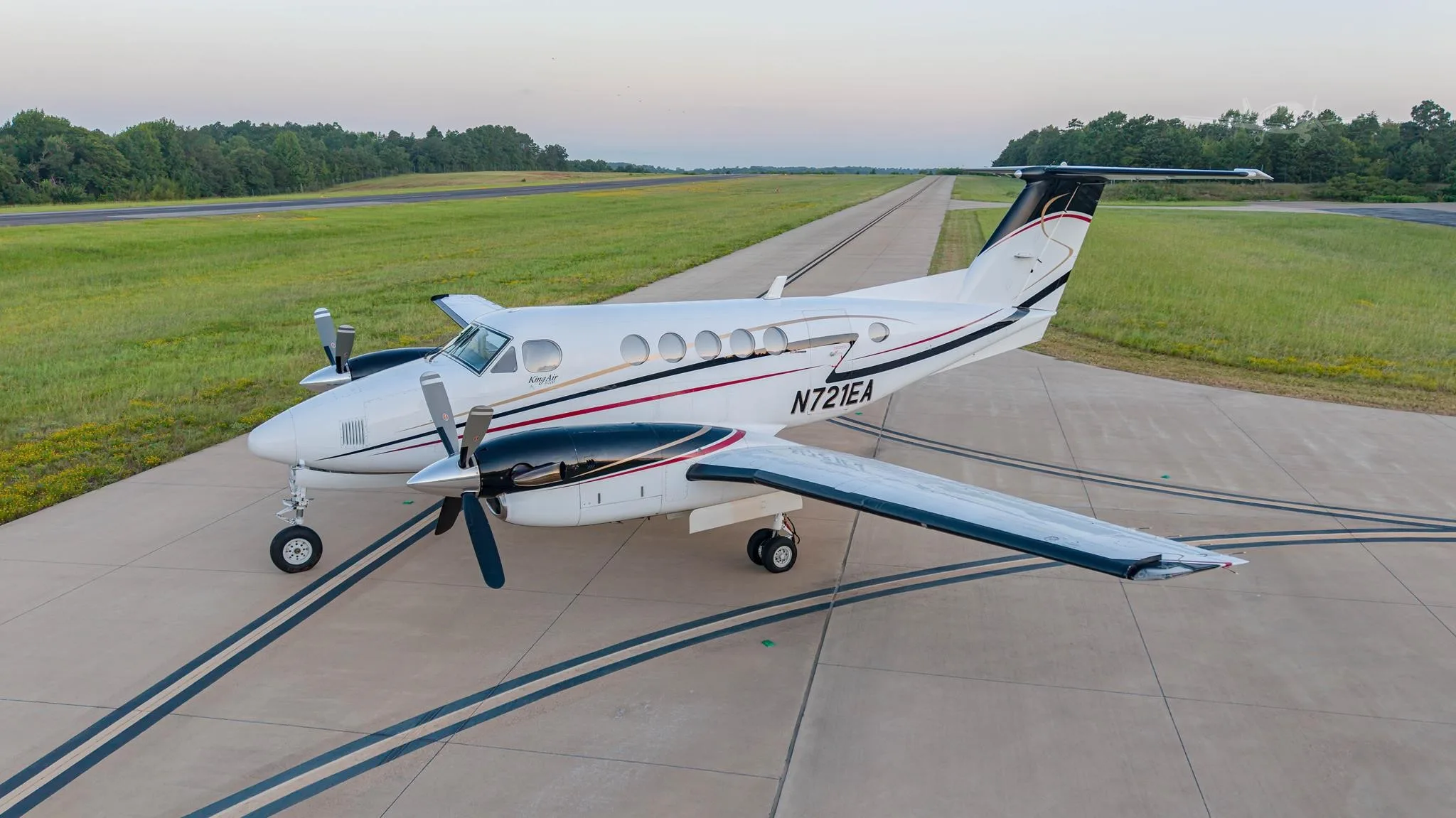 Exterior view of a 1980 BEECHCRAFT KING AIR 200, N721EA.