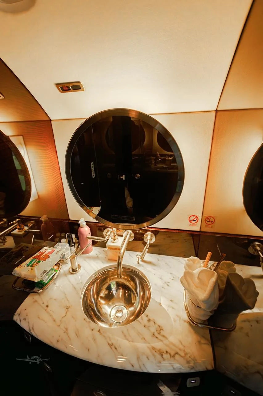 Cabin interior of a 2006 BOMBARDIER CHALLENGER 604.