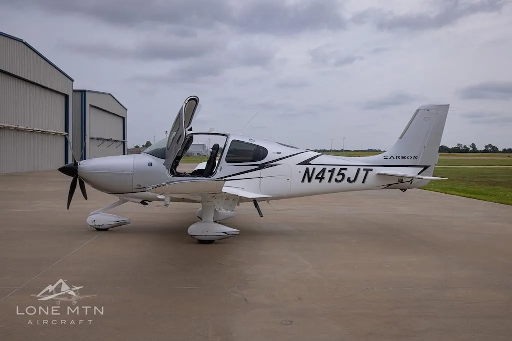 Exterior view of a 2021 CIRRUS SR22-G6 TURBO, N415JT.