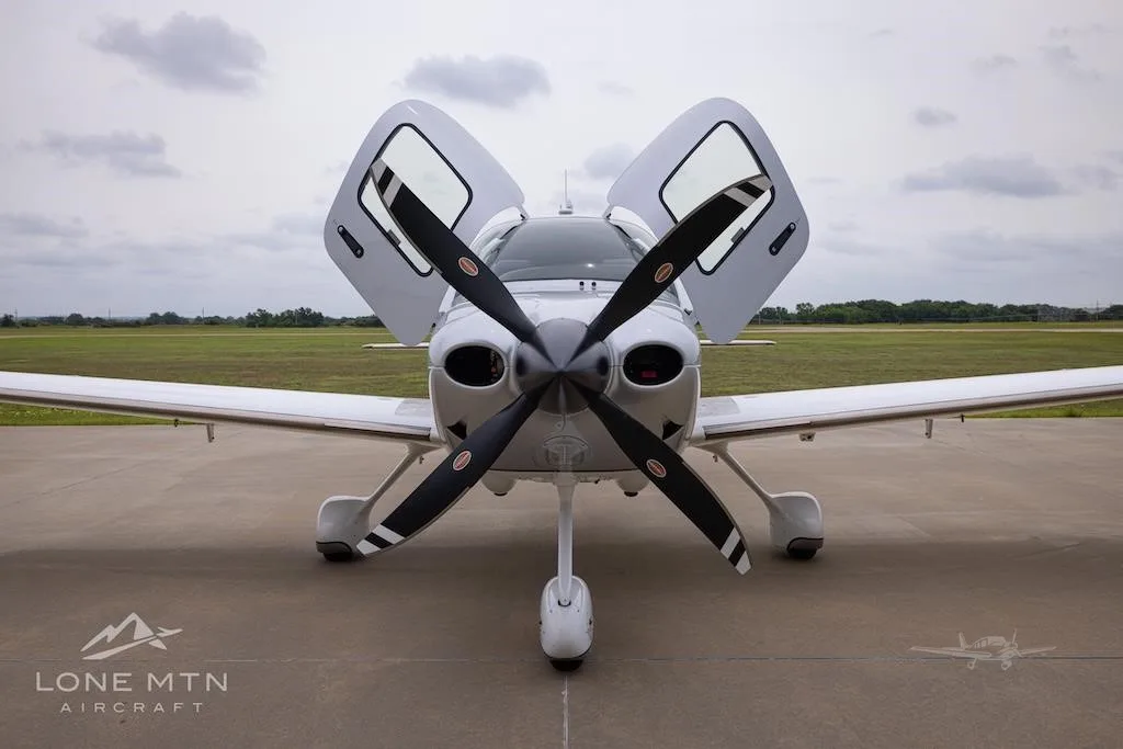 Exterior view of a 2021 CIRRUS SR22-G6 TURBO, N415JT.