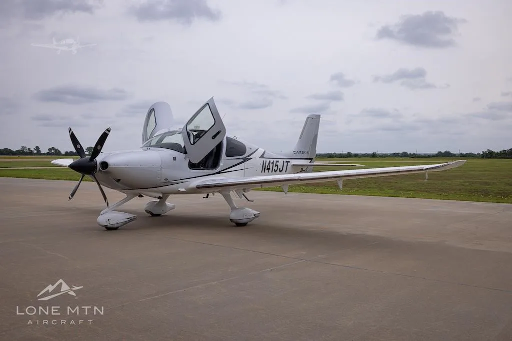 Exterior view of a 2021 CIRRUS SR22-G6 TURBO, N415JT.