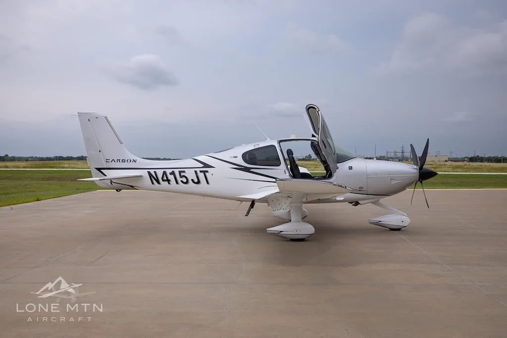 Exterior view of a 2021 CIRRUS SR22-G6 TURBO, N415JT.