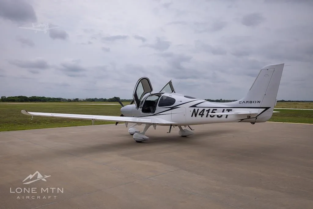 Exterior view of a 2021 CIRRUS SR22-G6 TURBO, N415JT.