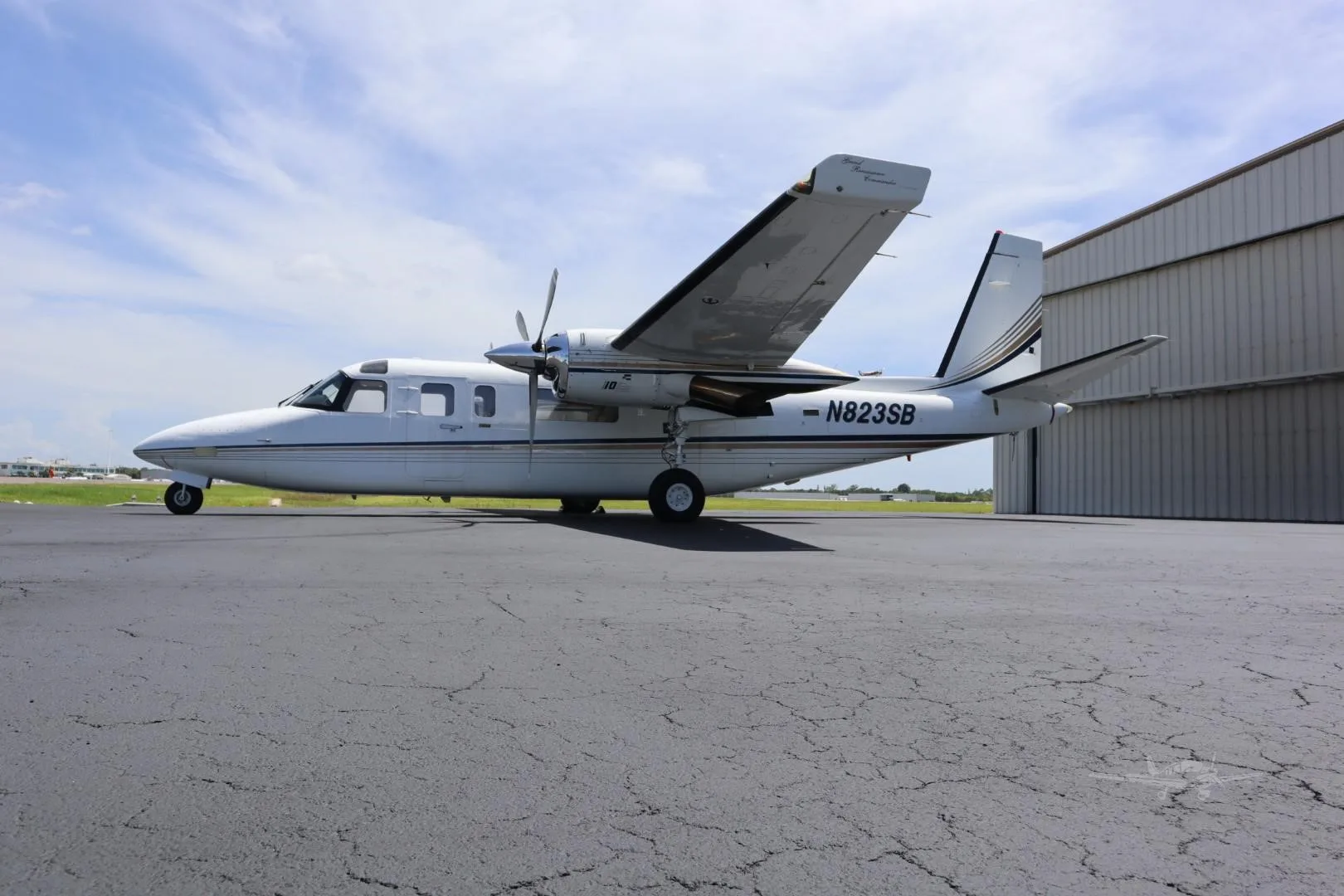 1975 Commander 690A
