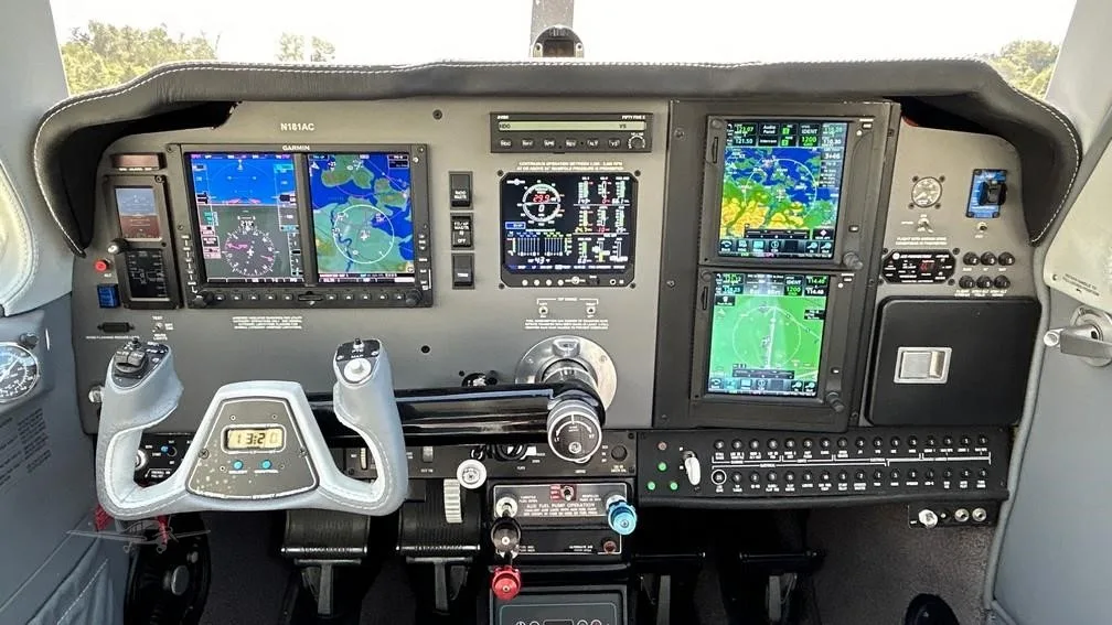 Avionics suite of a 1980 BEECHCRAFT F33A BONANZA.