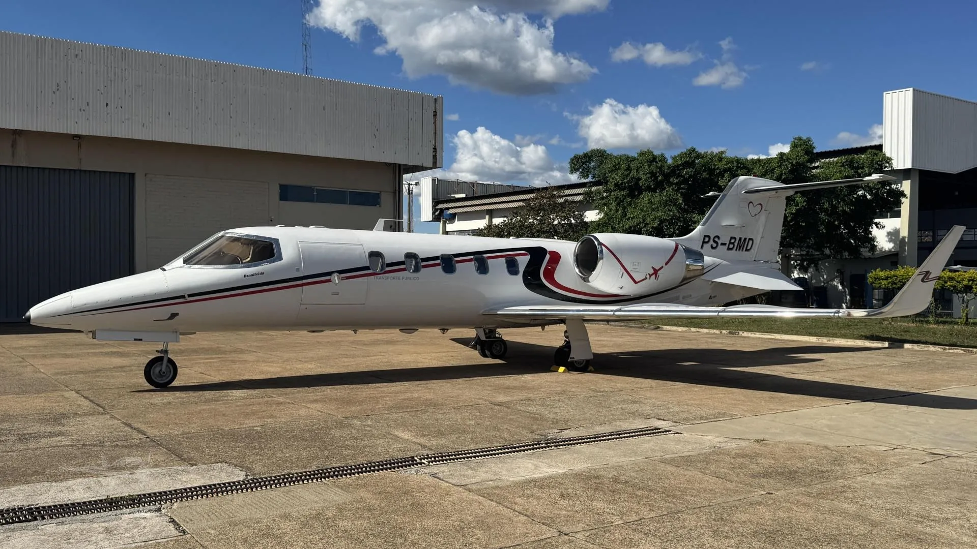 Exterior view of a 2001 LEARJET 31A, PS-BMD.