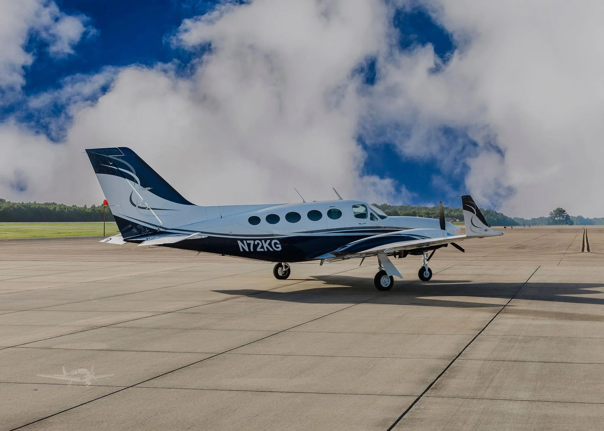 Exterior view of a 1980 CESSNA 414A, N72KG.