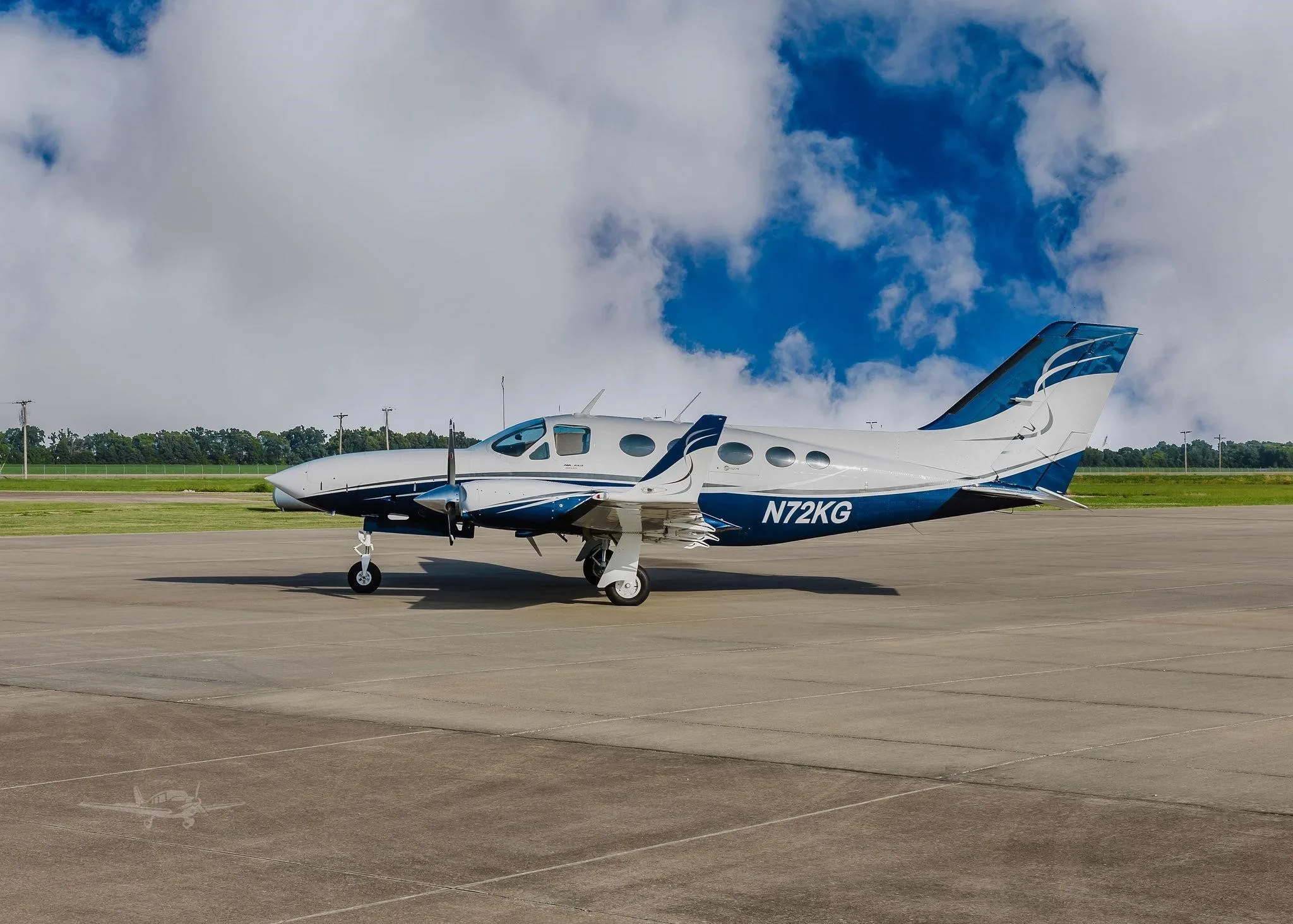 Exterior view of a 1980 CESSNA 414A, N72KG.