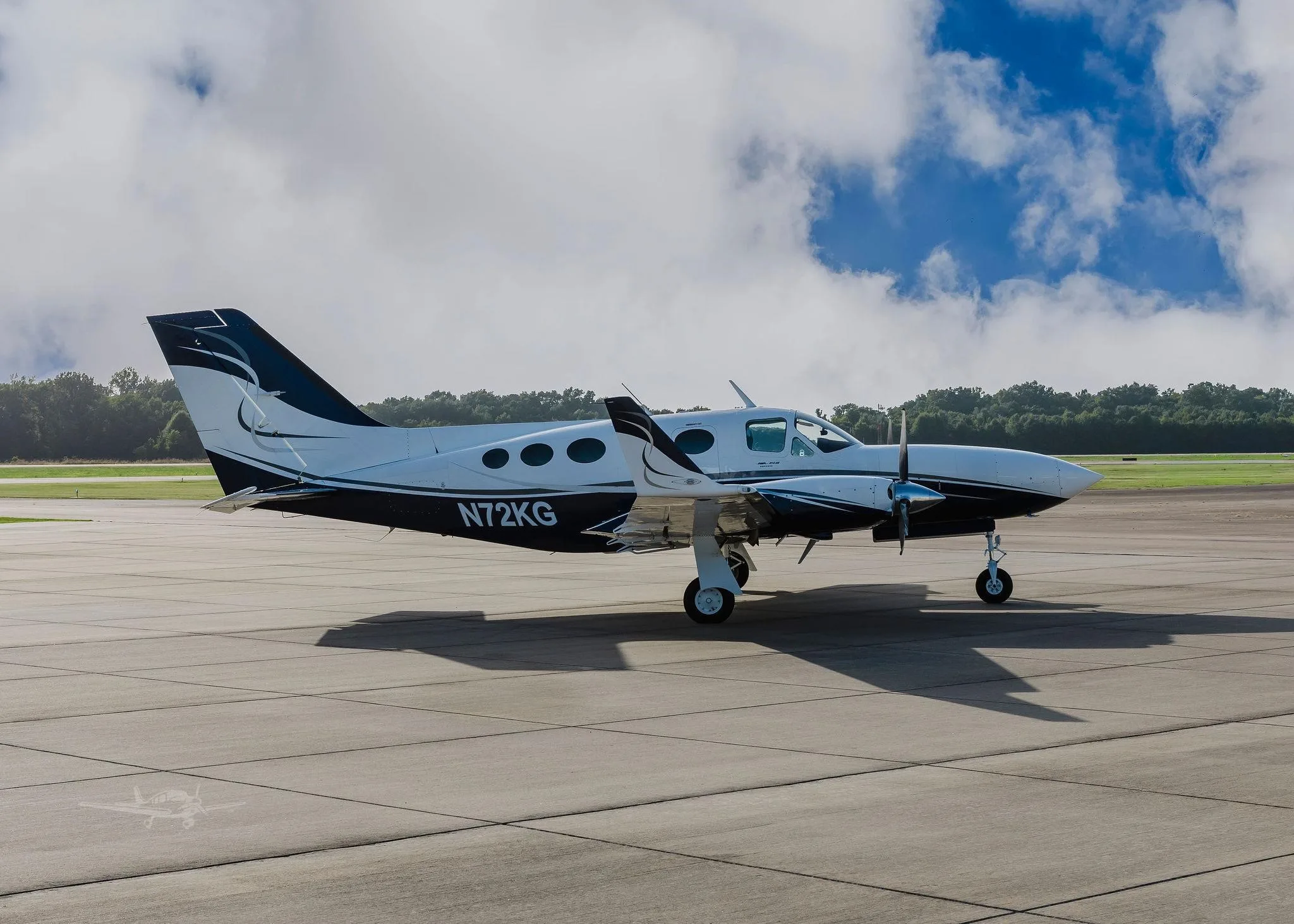 Exterior view of a 1980 CESSNA 414A, N72KG.