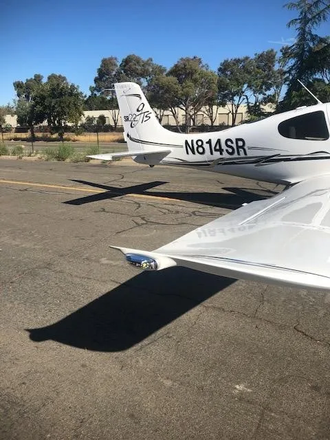 Exterior view of a 2006 CIRRUS SR22-G2, N814SR.