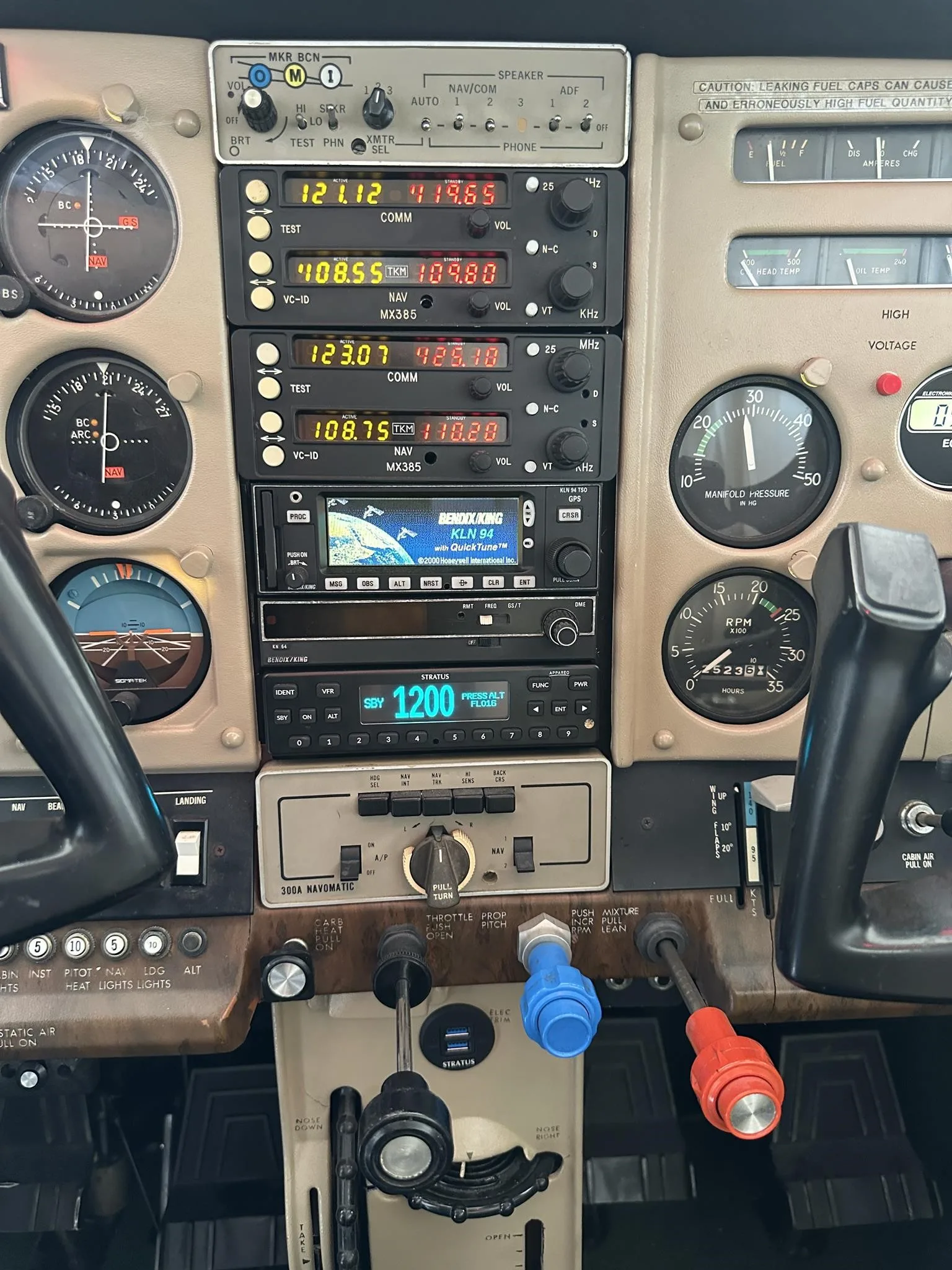 Avionics suite of a 1978 CESSNA 182Q SKYLANE.
