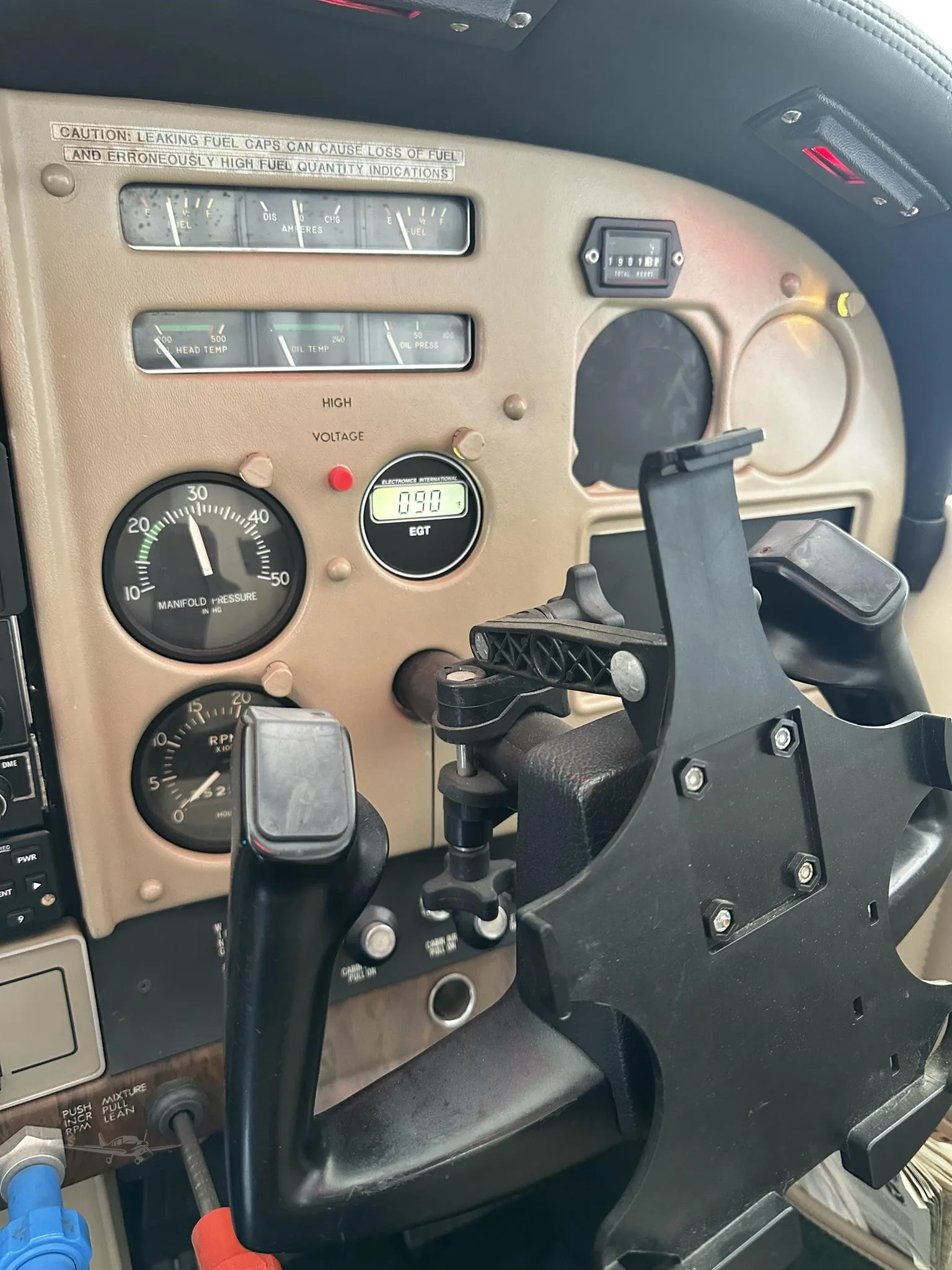 Cockpit and instrument panel of a 1978 CESSNA 182Q SKYLANE.