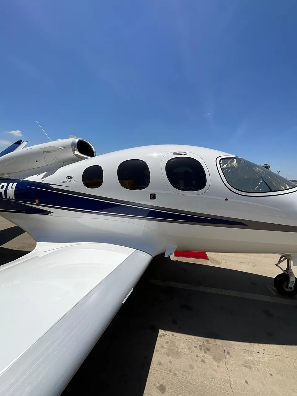 Exterior view of a 2021 CIRRUS VISION SF50-G2, N259RM.