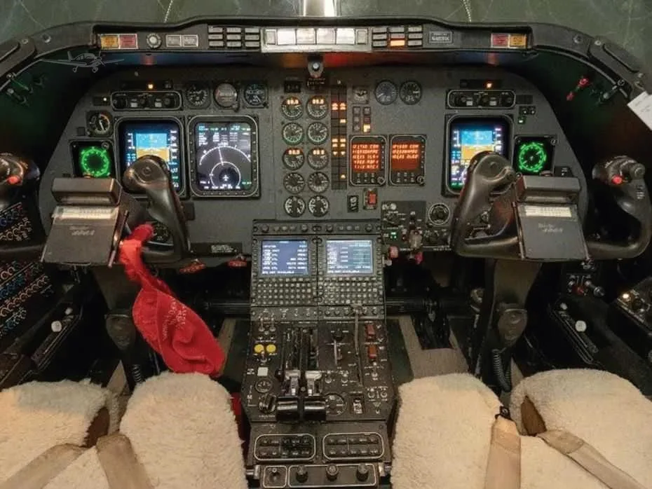 Cockpit and instrument panel of a 1999 BEECHCRAFT BEECHJET 400A.