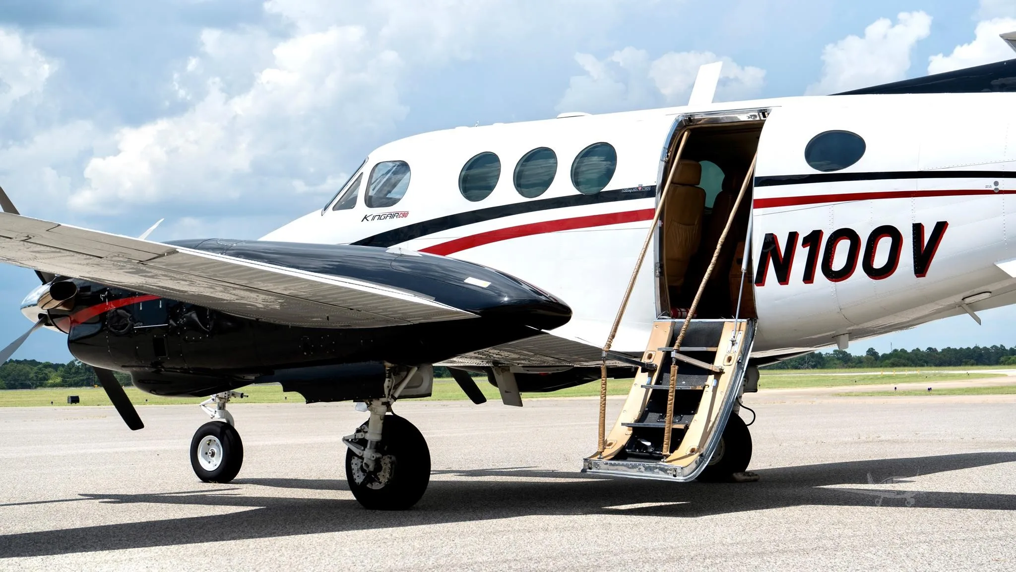 Exterior view of a 1978 BEECHCRAFT KING AIR C90, N100V.