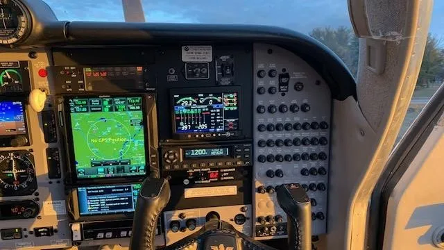Avionics suite of a 1999 MOONEY M20M BRAVO.