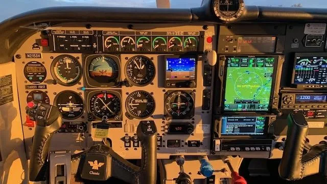 Avionics suite of a 1999 MOONEY M20M BRAVO.