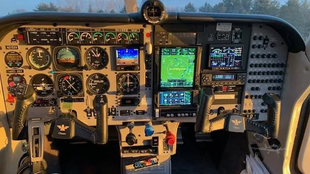 Avionics suite of a 1999 MOONEY M20M BRAVO.
