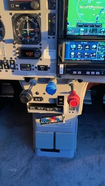 Avionics suite of a 1999 MOONEY M20M BRAVO.