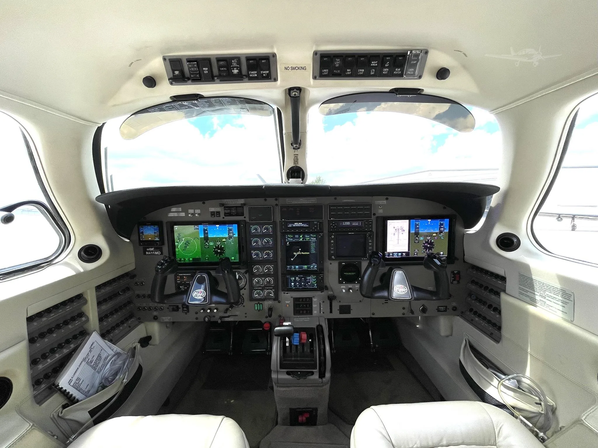 Avionics suite of a 2000 PIPER JETPROP.
