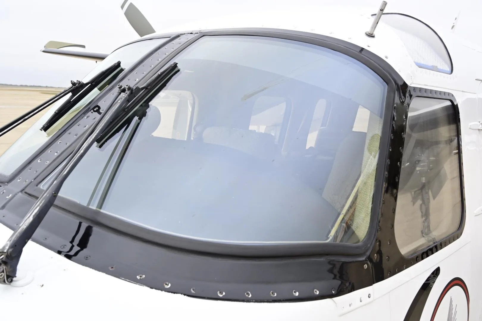 Cockpit and instrument panel of a 1979 COMMANDER 690B.