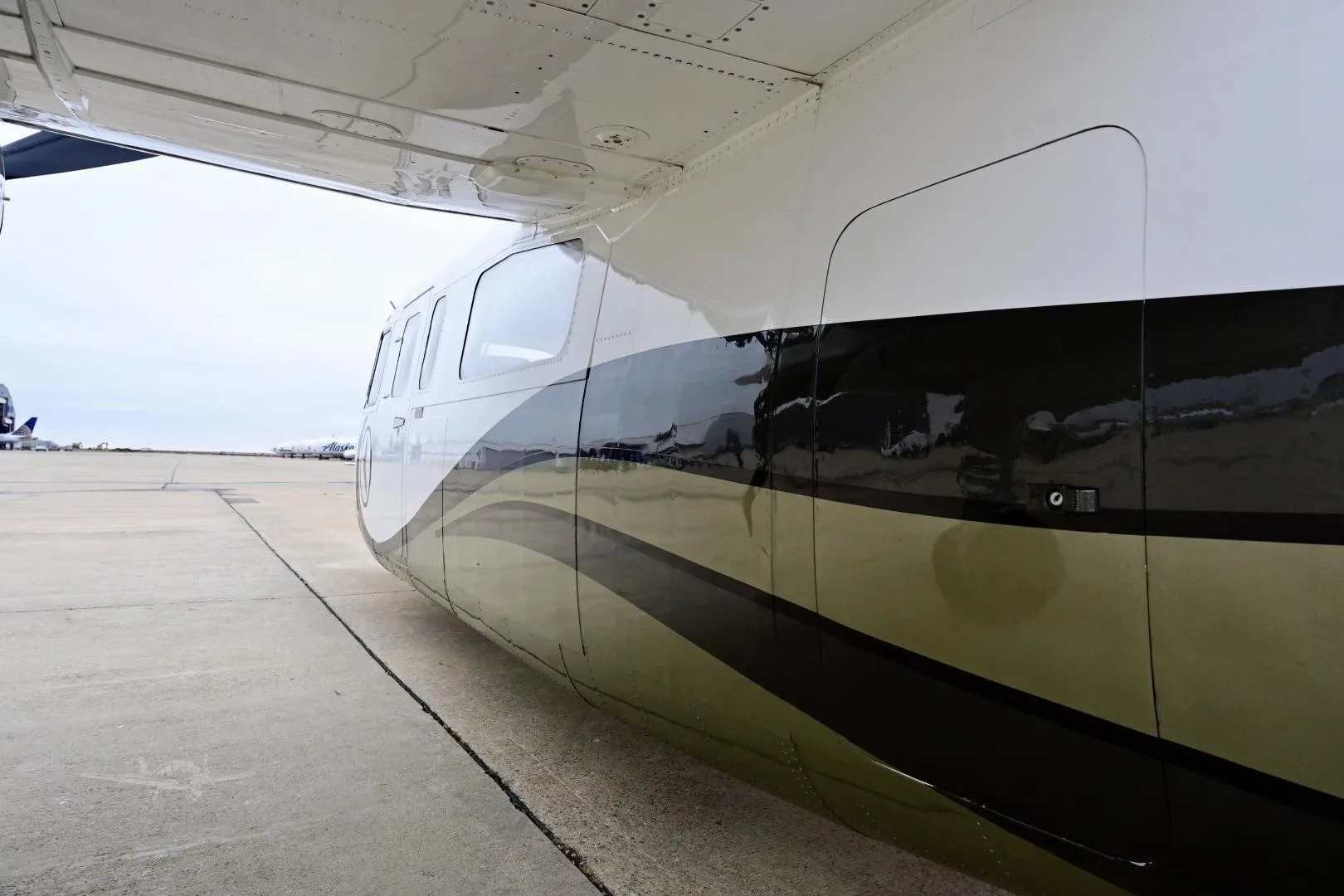 Exterior view of a 1979 COMMANDER 690B, N690CH.
