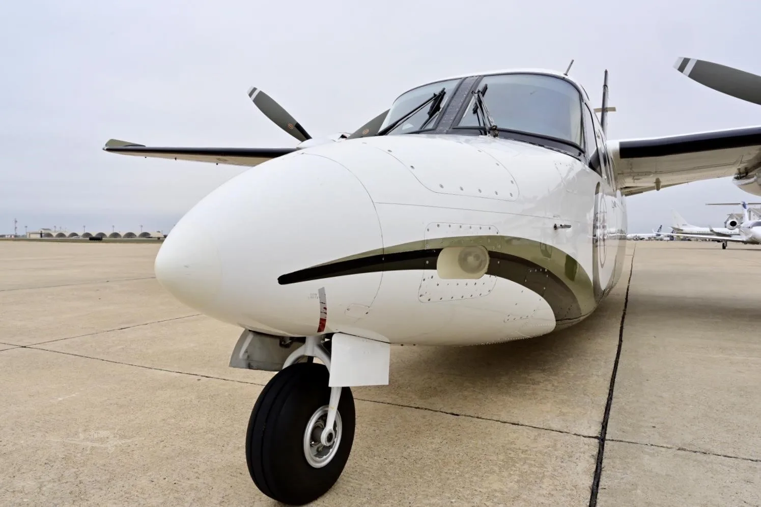 Exterior view of a 1979 COMMANDER 690B, N690CH.