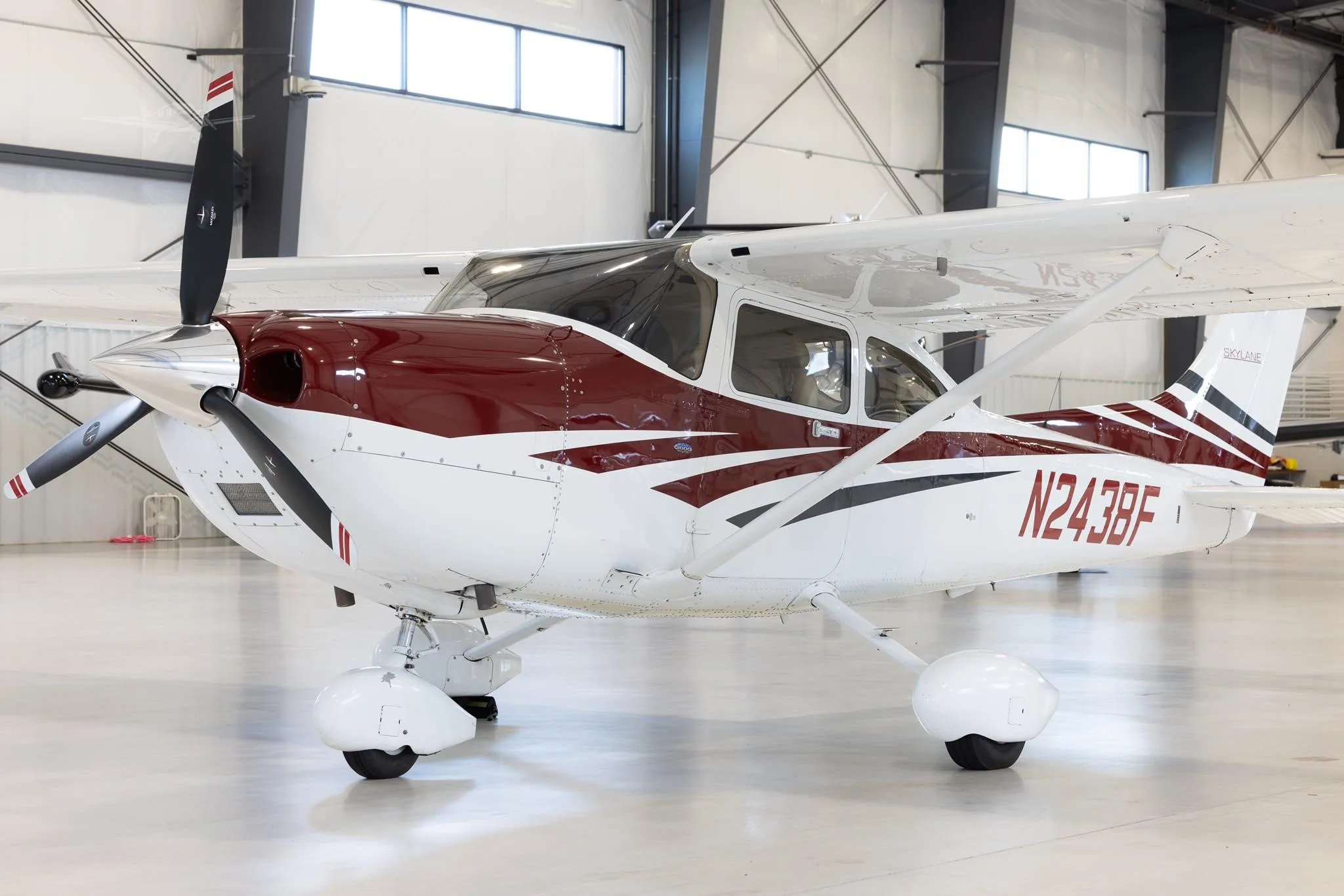 Exterior view of a 2006 CESSNA 182T SKYLANE, N2438F.