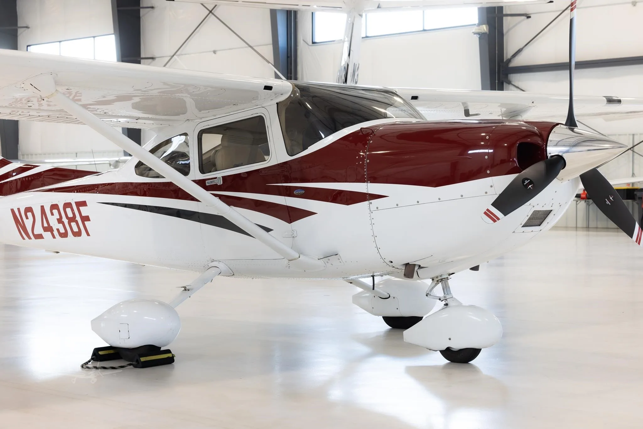 Exterior view of a 2006 CESSNA 182T SKYLANE, N2438F.