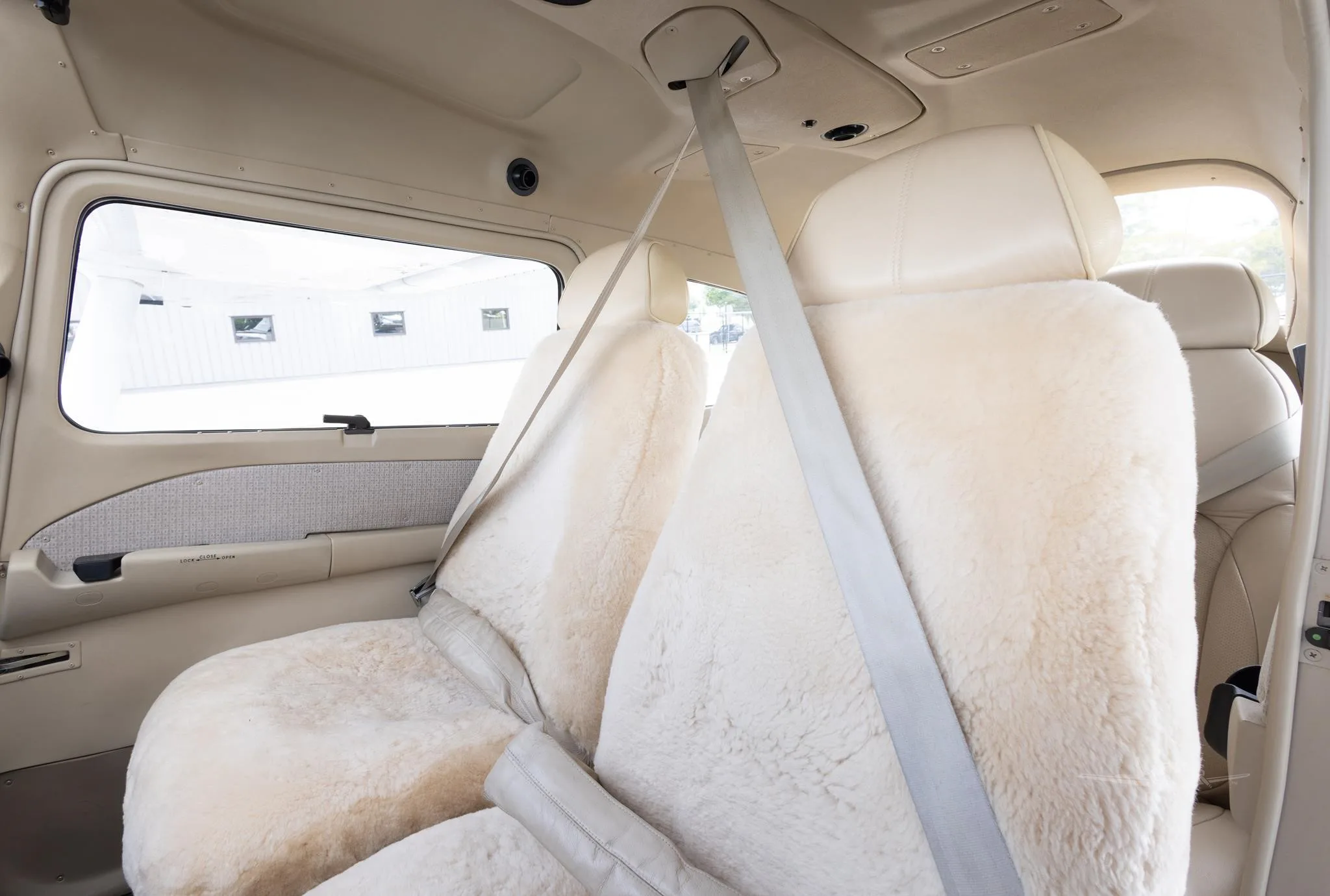 Cabin interior of a 2006 CESSNA 182T SKYLANE.