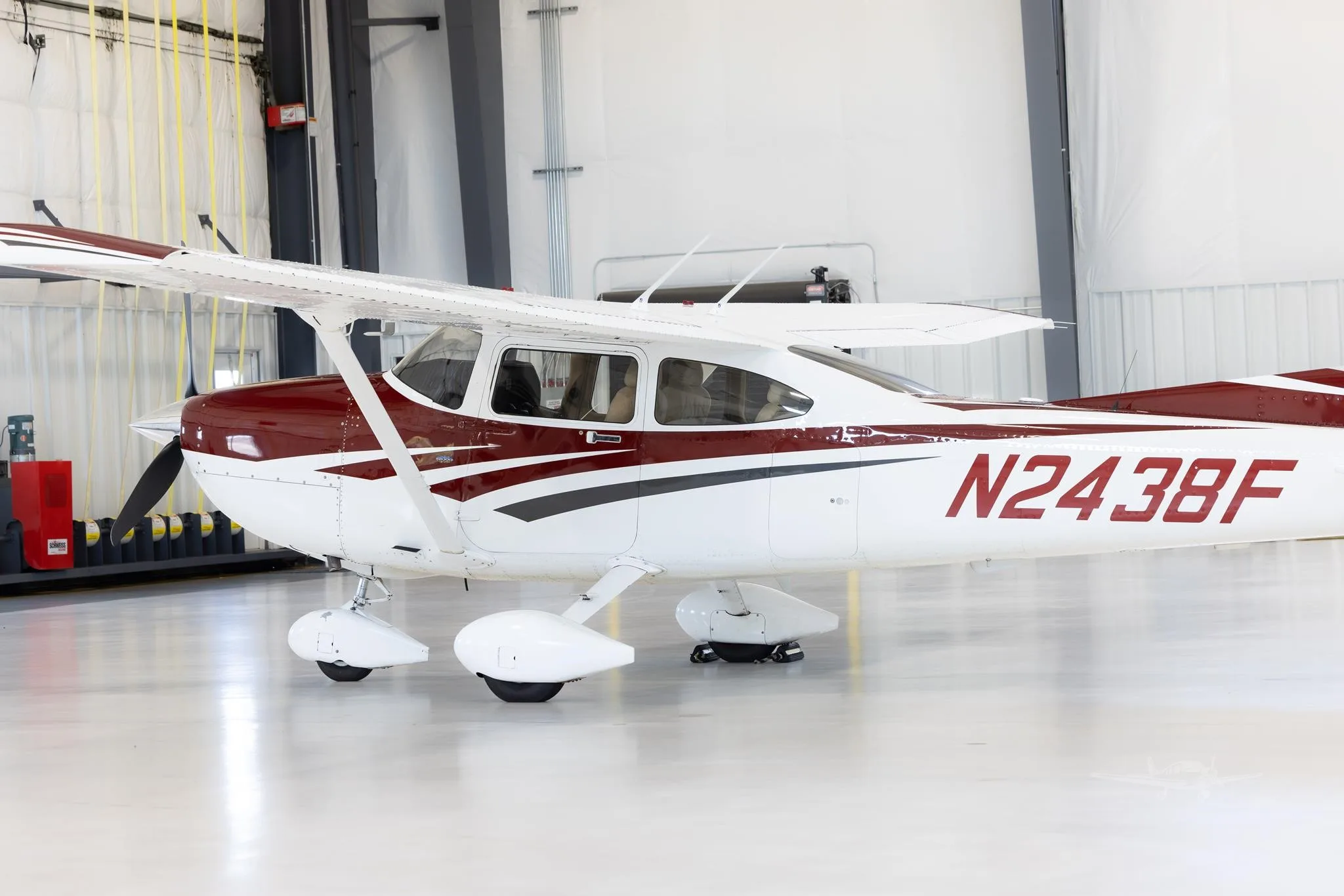 Exterior view of a 2006 CESSNA 182T SKYLANE, N2438F.
