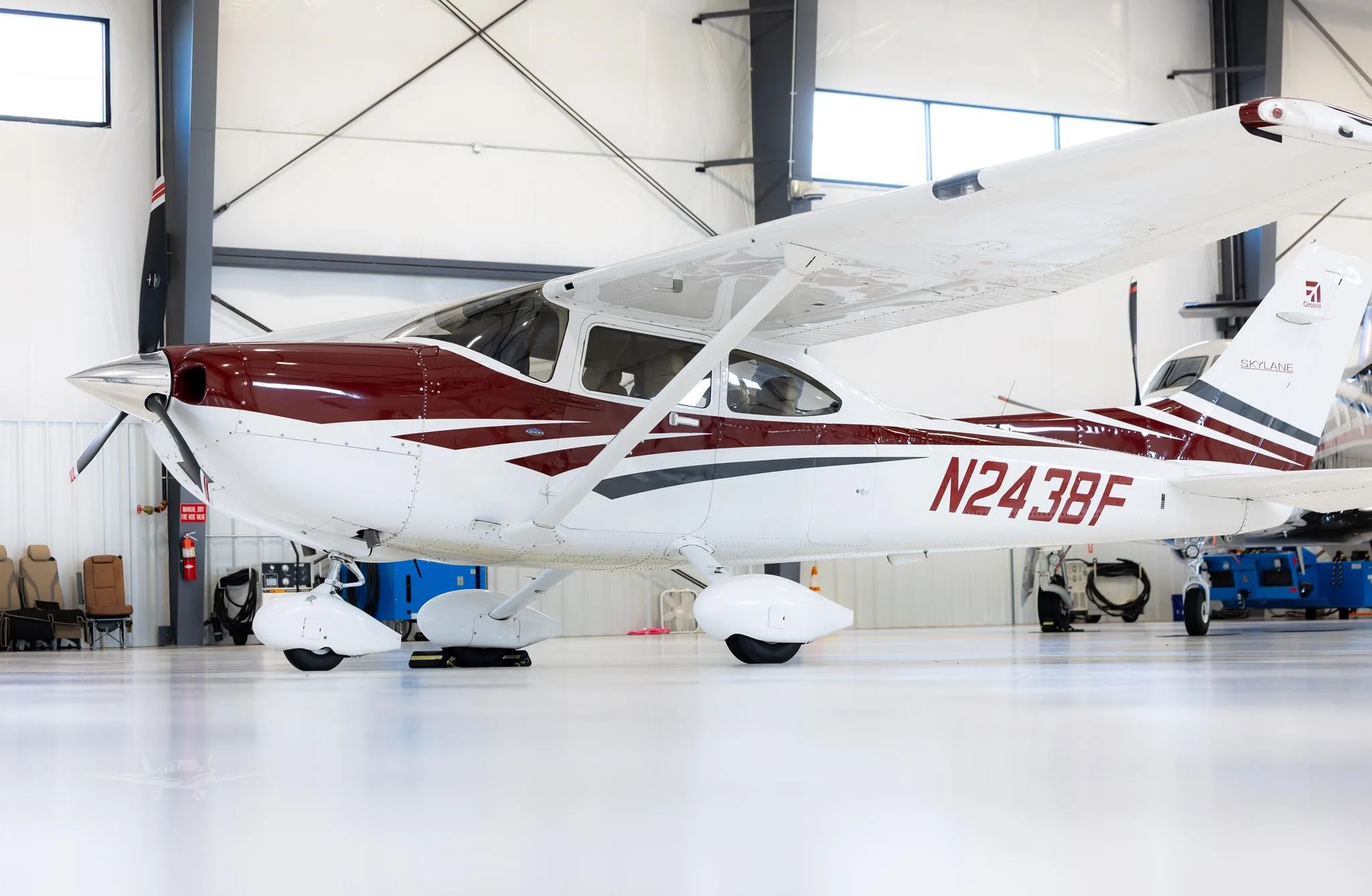 Exterior view of a 2006 CESSNA 182T SKYLANE, N2438F.