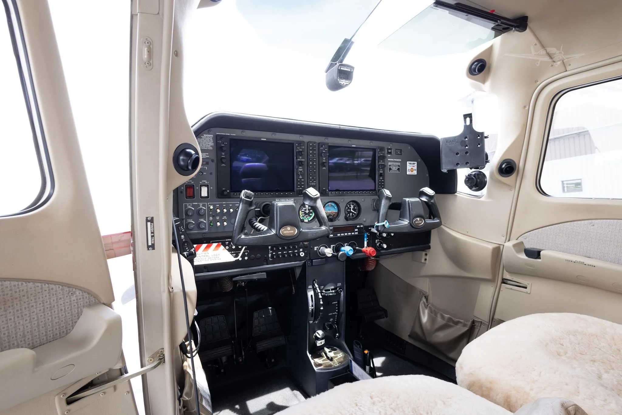 Cockpit and instrument panel of a 2006 CESSNA 182T SKYLANE.