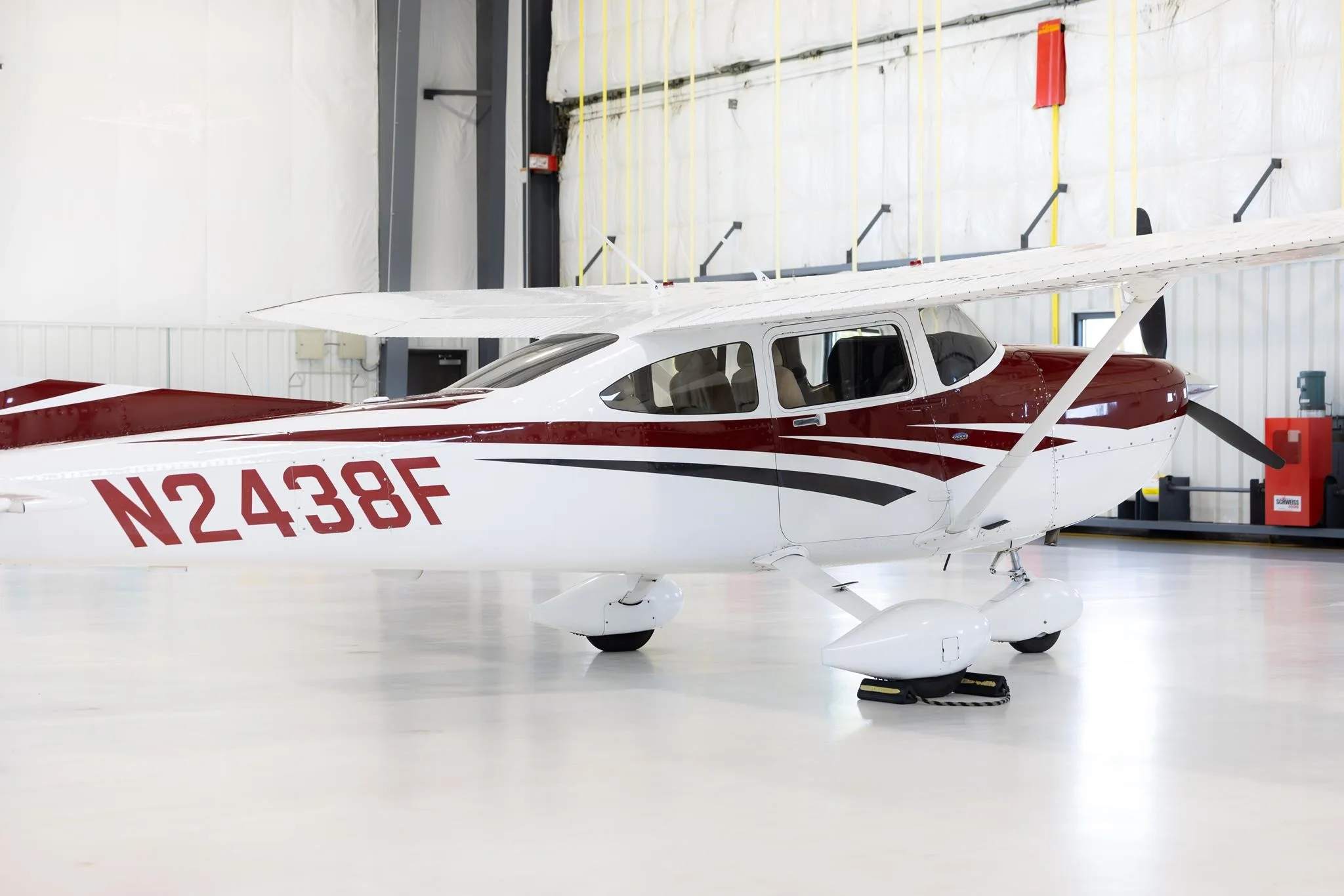 Exterior view of a 2006 CESSNA 182T SKYLANE, N2438F.