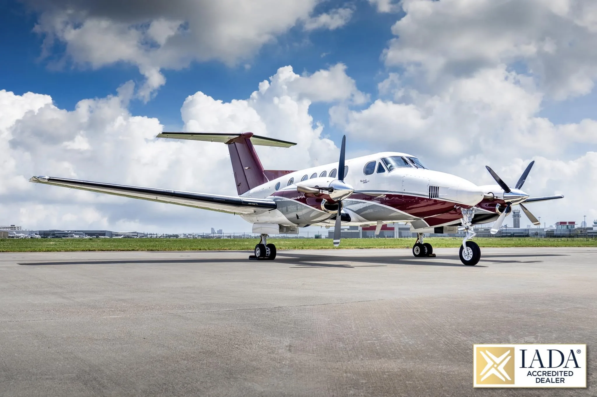 Exterior view of a 2000 BEECHCRAFT KING AIR B200, N96AM.