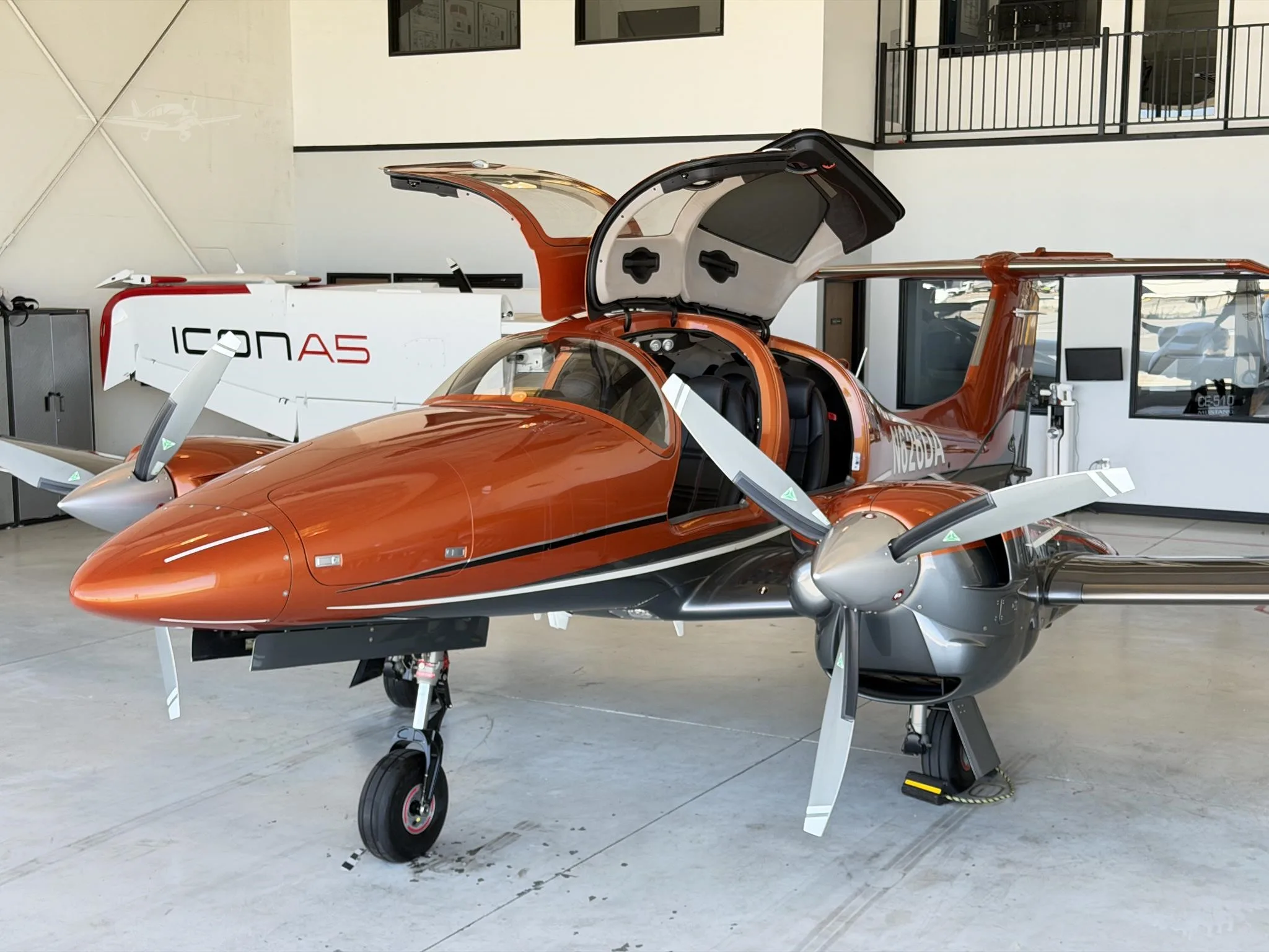 Exterior view of a 2023 DIAMOND DA62, N626DA.