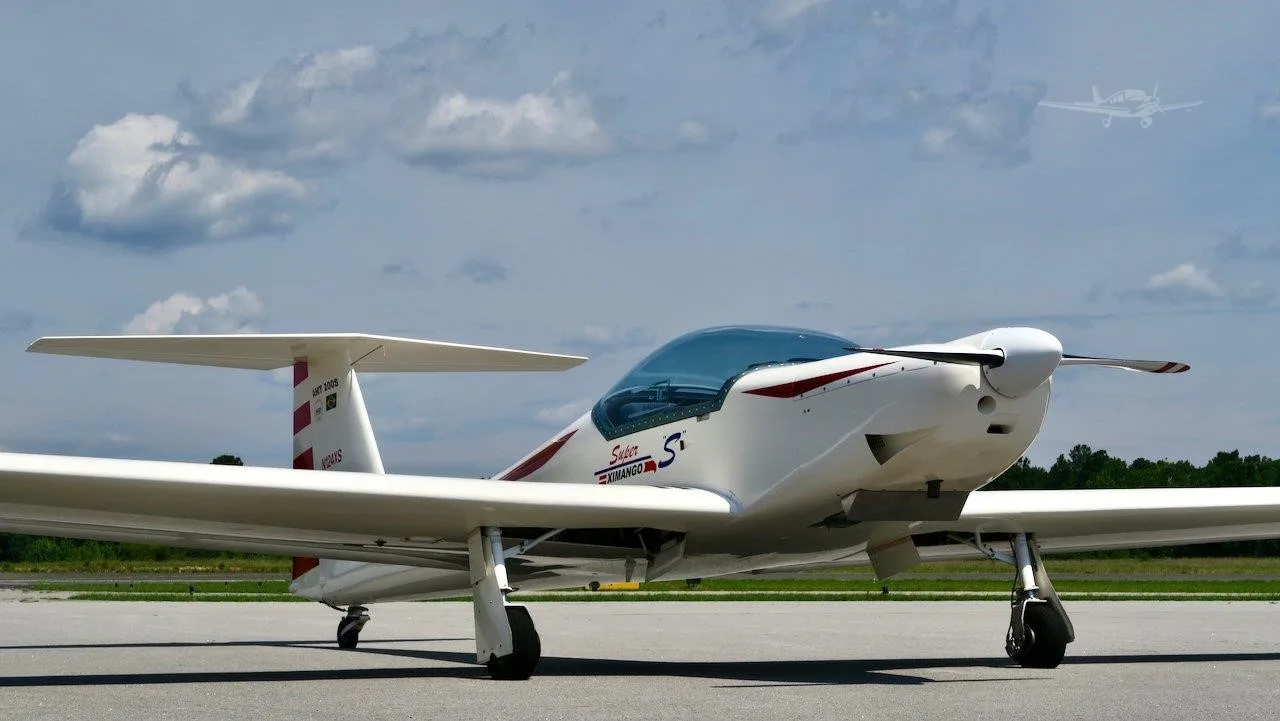 Exterior view of a 2000 AEROMOT AMT-200S SUPER XIMANGO S, N124XS.