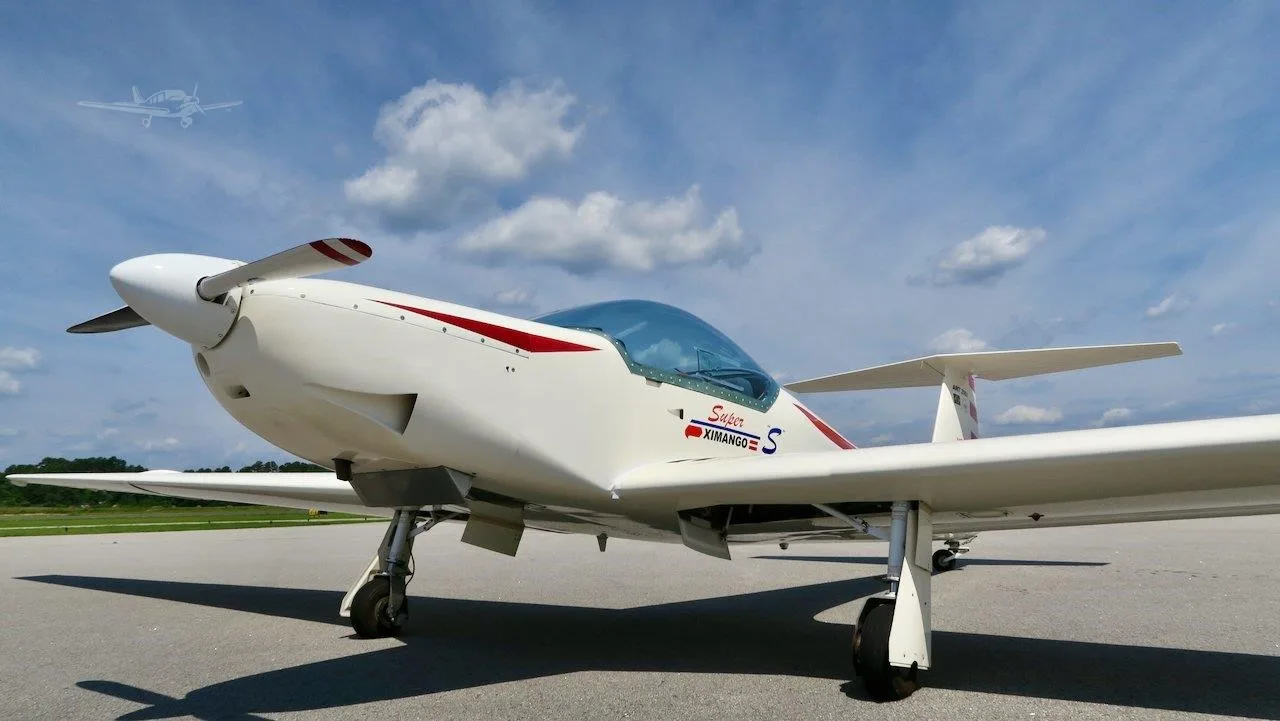 Exterior view of a 2000 AEROMOT AMT-200S SUPER XIMANGO S, N124XS.