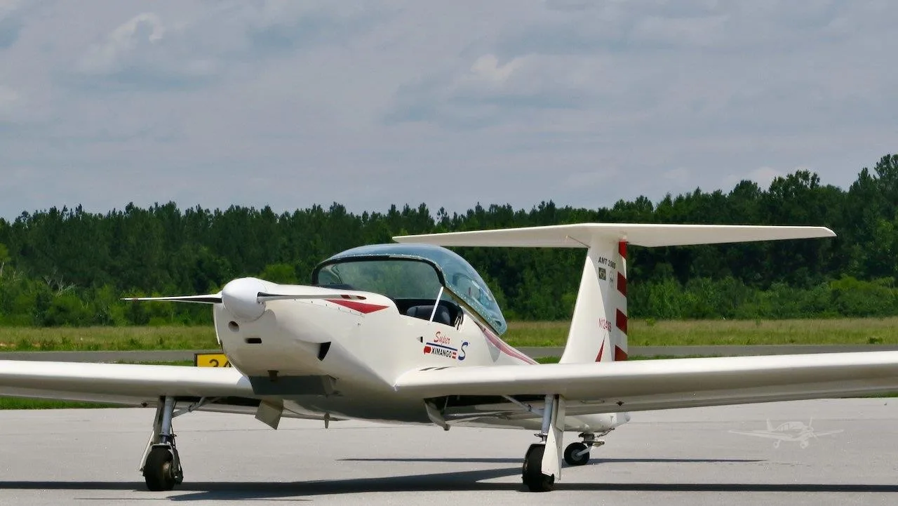 Exterior view of a 2000 AEROMOT AMT-200S SUPER XIMANGO S, N124XS.