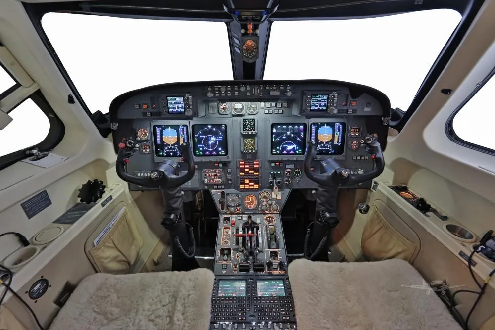 Cockpit and instrument panel of a 2001 ASTRA/GULFSTREAM ASTRA SPX.