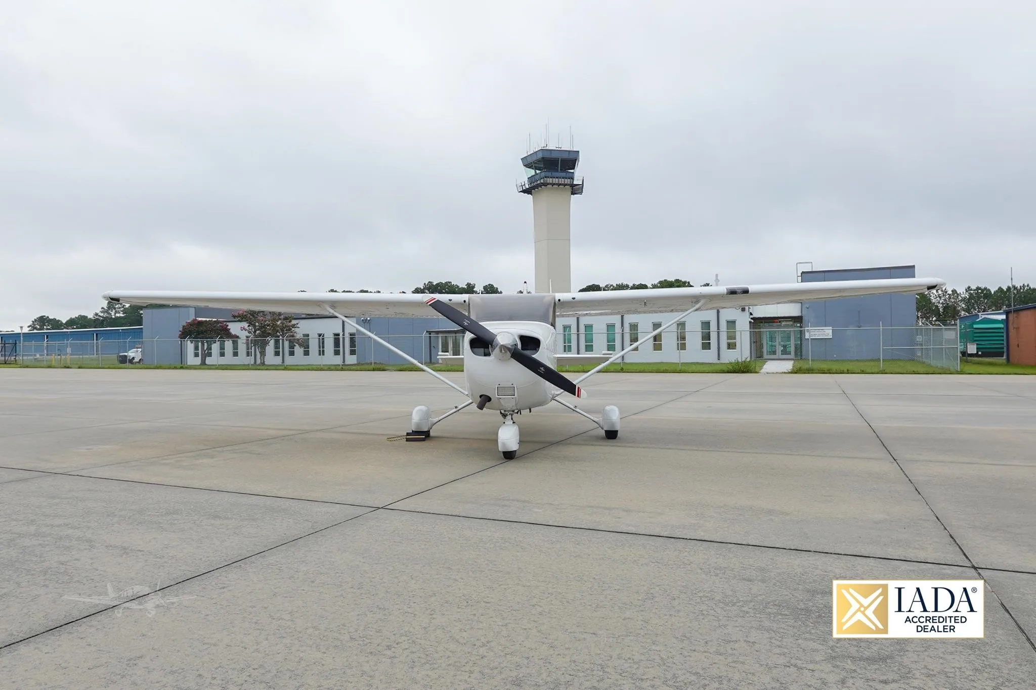 Exterior view of a 2004 CESSNA 172S SKYHAWK SP, N847EA.
