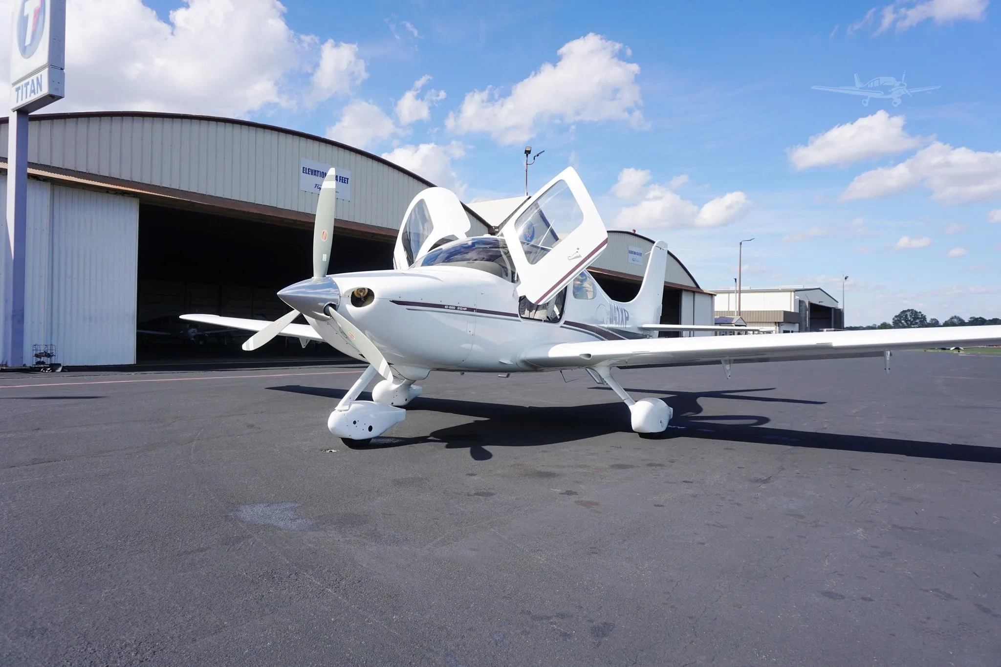 Exterior view of a 2002 CIRRUS SR22, N41XP.