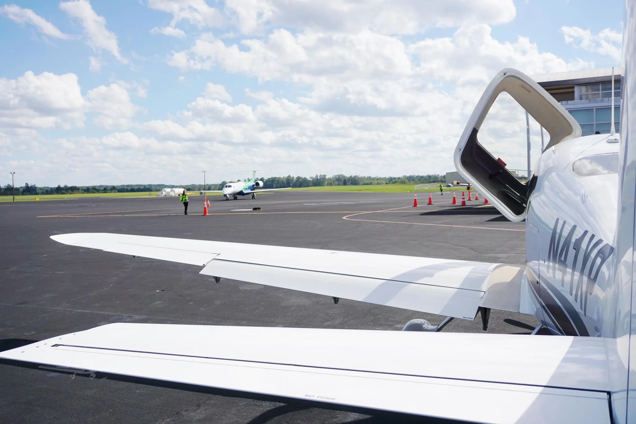 Exterior view of a 2002 CIRRUS SR22, N41XP.